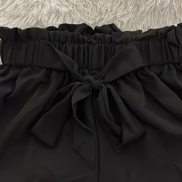 Black shorts, elastic waist and bow tie front. Loose fit! - Picture 2 of 5